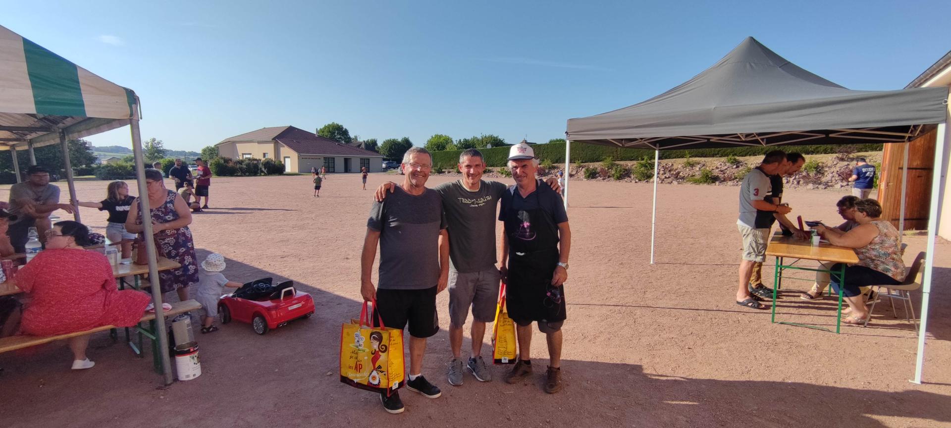 Remise des lots par le président