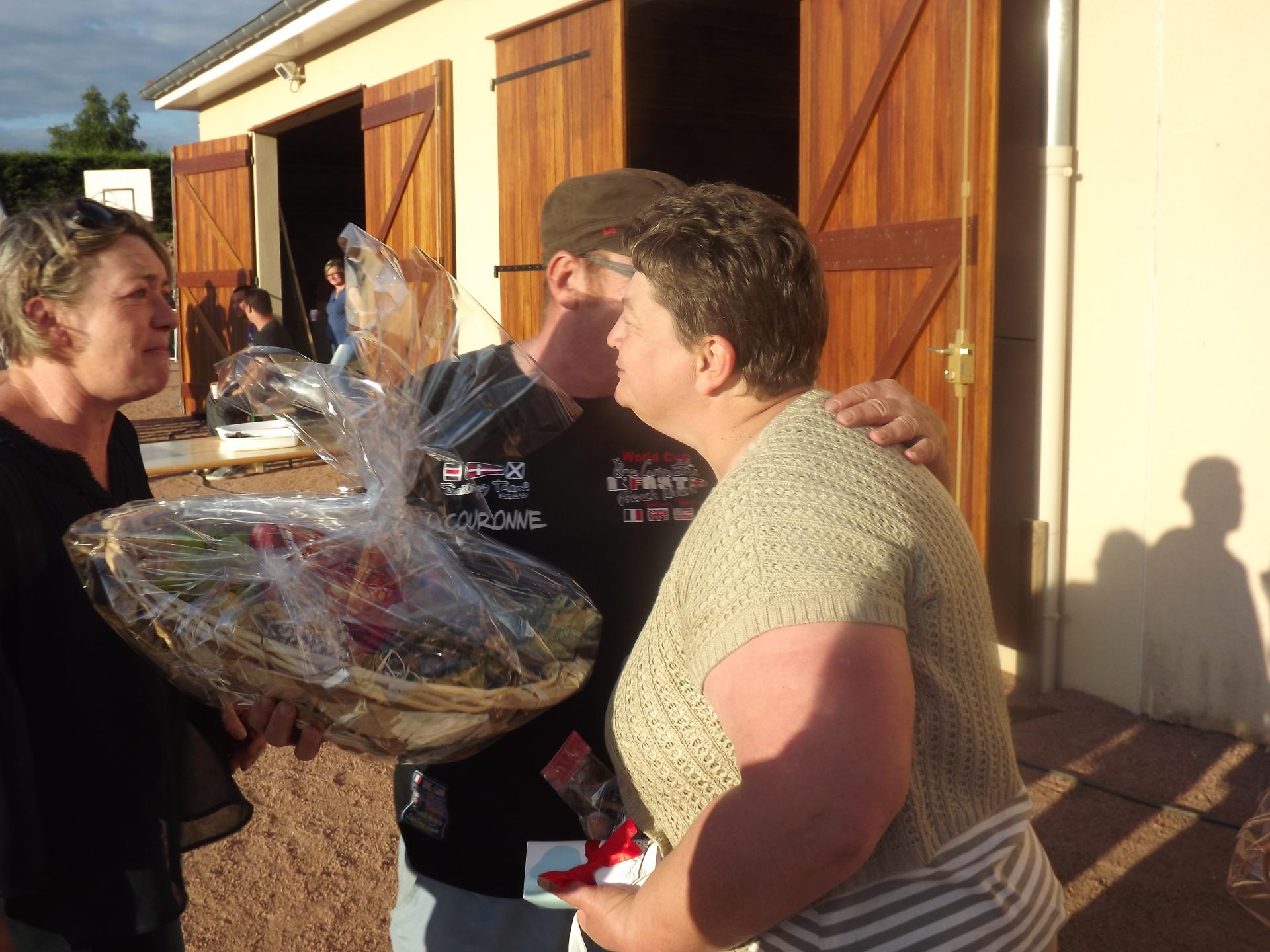 Remise des lots par la présidente